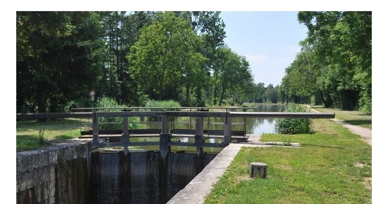 Avec une écluse... accessible près de la route départementale.